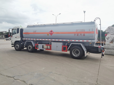 东风天锦小三轴运油车 高效与安全并举的专业运输解决方案